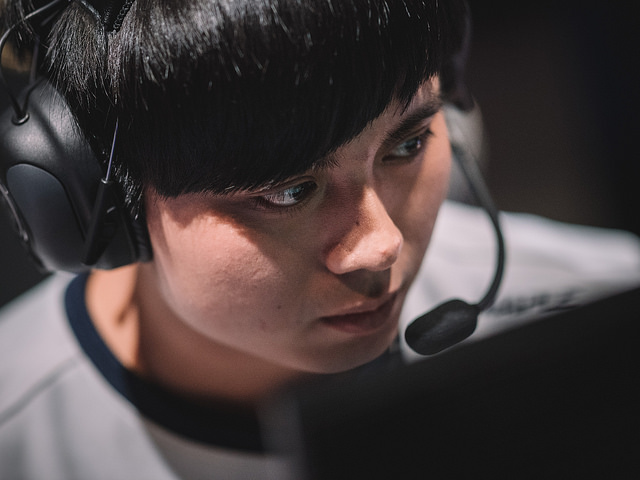 今日(15)凌晨2017《英雄聯盟》季中邀請賽(Mid Season Invitational,簡稱MSI)小組賽已然落幕,「北美邪教」TSM在加賽時敗給閃電狼的攻勢,比賽結束後與閃電狼隊員擁抱打氣後離開,期間閃電狼的中路選手Maple似乎在Bjergsen耳邊說了些什麼。 今日(15)凌晨2017《英雄聯盟》季中邀請賽(Mid Season Invitational,簡稱MSI)小組賽已然落幕,「北美邪教」TSM在加賽時敗給閃電狼的攻勢,比賽結束後與閃電狼隊員擁抱打氣後離開,期間閃電狼的中路選手Maple似乎在Bjergsen耳邊說了些什麼。