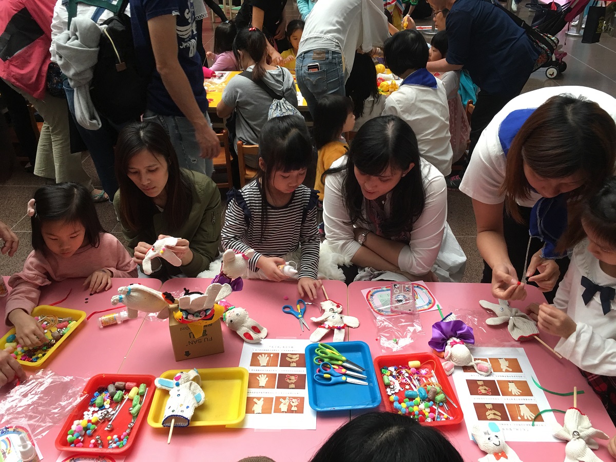 教育局指出,若補習班業者招收12歲以下幼兒與兒童,並經營全日照護、休憩午睡、幼兒教保服務及課後課業輔導等,環境安全品質不符法規,恐有疑慮。 教育局指出,若補習班業者招收12歲以下幼兒與兒童,並經營全日照護、休憩午睡、幼兒教保服務及課後課業輔導等,環境安全品質不符法規,恐有疑慮。