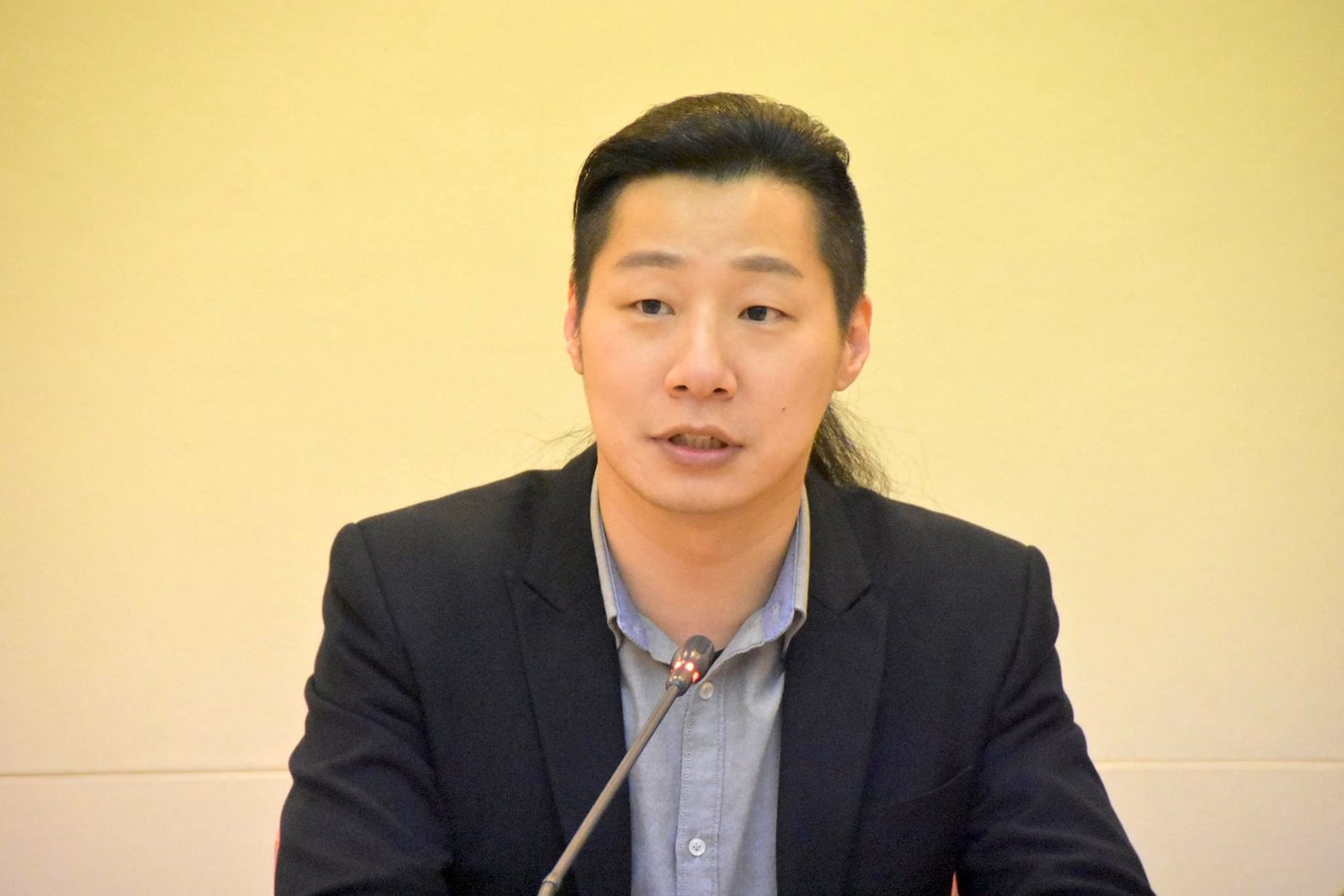 對此,林昶佐受訪時也回應,由於自己是台北市黨部主委,負責佈局北市選舉,在跑地方跑行程時也感受到長輩跟年輕朋友勸進,不過現在局勢不明朗,且有很多尊敬的前輩也宣布參選台北市長,目前還沒有任何決定。 圖:林昶佐辦公室提供 對此,林昶佐受訪時也回應,由於自己是台北市黨部主委,負責佈局北市選舉,在跑地方跑行程時也感受到長輩跟年輕朋友勸進,不過現在局勢不明朗,且有很多尊敬的前輩也宣布參選台北市長,目前還沒有任何決定。 圖:林昶佐辦公室提供