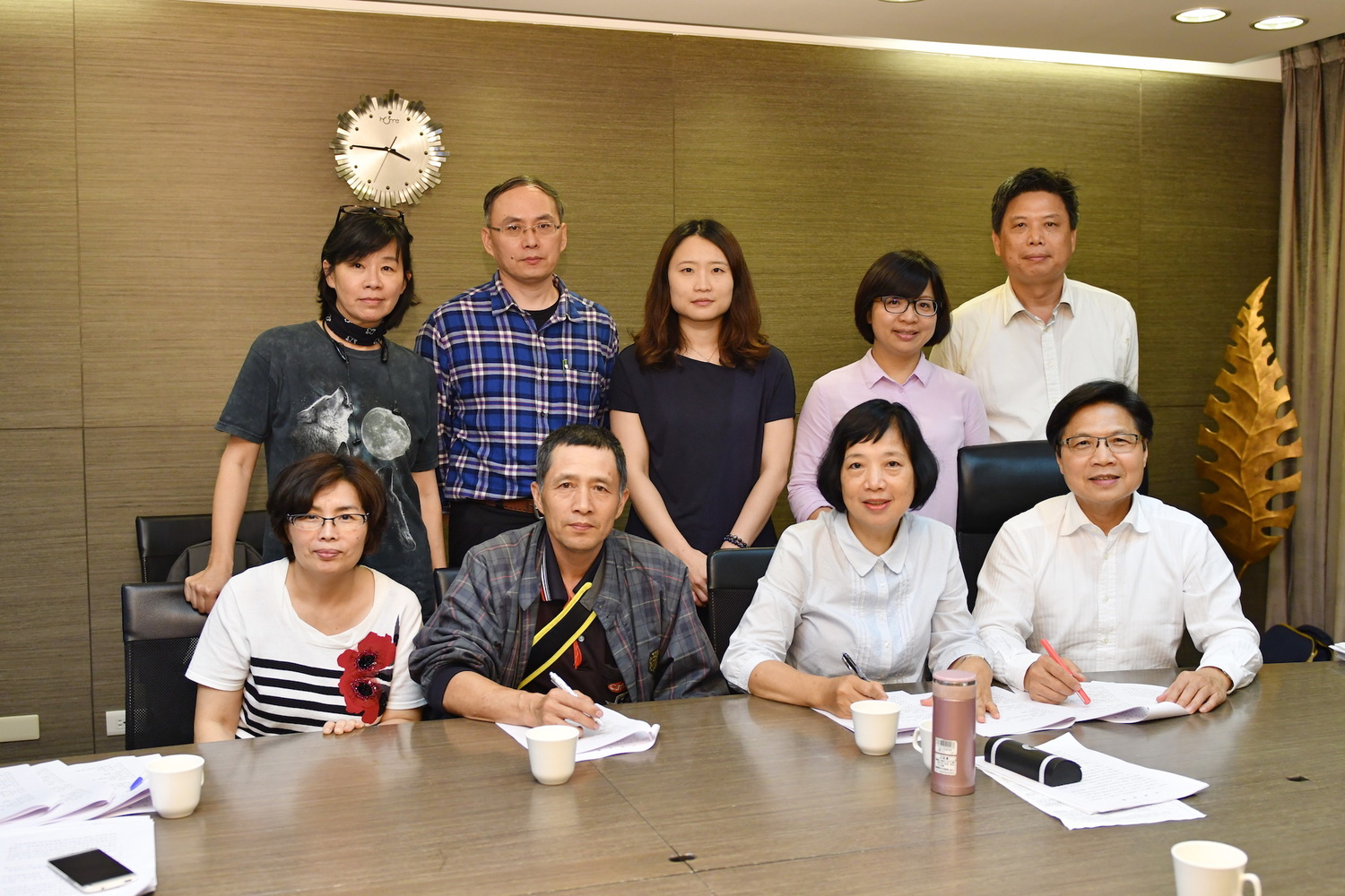 內政部長葉俊榮今(16)日與大埔當事人彭秀春女士、長期關注民間人士合影。 圖:內政部/提供 內政部長葉俊榮今(16)日與大埔當事人彭秀春女士、長期關注民間人士合影。 圖:內政部/提供