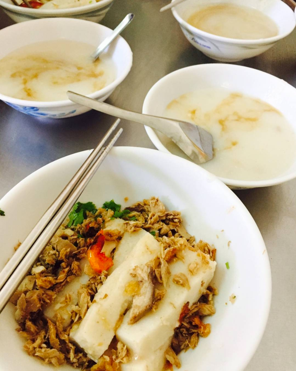 東港街上有許多著名的肉粿小吃店,搭配特製醬汁,滋味令人難忘。 圖:翻攝自i屏東instagram 東港街上有許多著名的肉粿小吃店,搭配特製醬汁,滋味令人難忘。 圖:翻攝自i屏東instagram