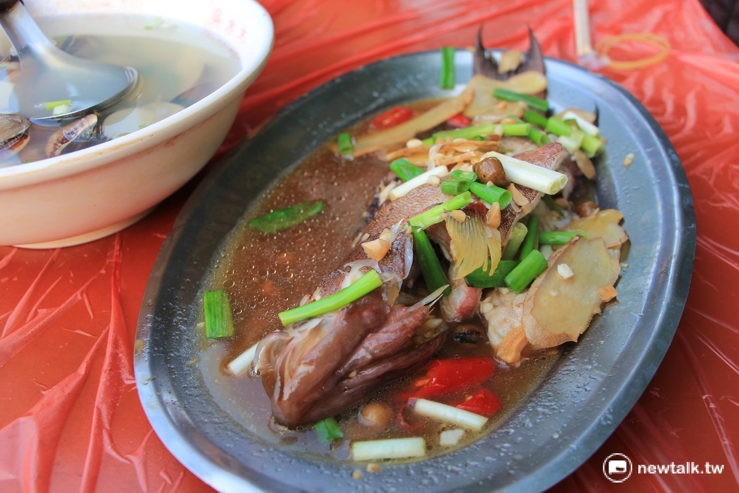 不過十多分鐘,美味、熱騰騰的現煮魚料理上桌。 圖:呂晏慈攝 不過十多分鐘,美味、熱騰騰的現煮魚料理上桌。 圖:呂晏慈攝