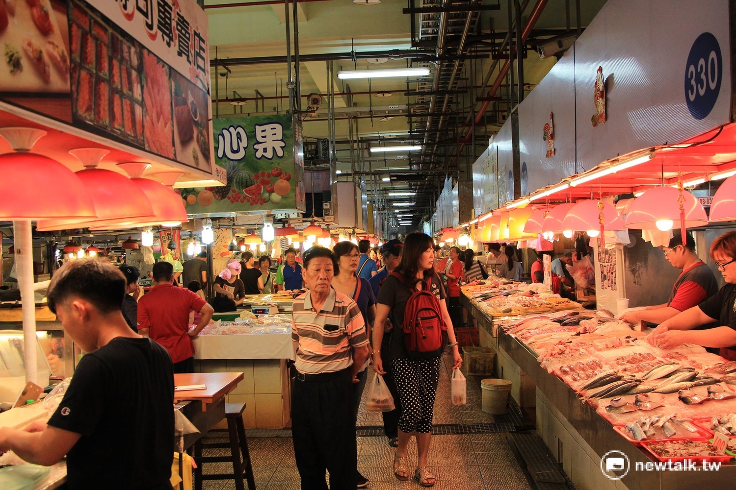 華僑市場是走訪東港必遊景點之一,買海鮮、享用料理,皆可在一座小漁市滿足。 圖:呂晏慈攝 華僑市場是走訪東港必遊景點之一,買海鮮、享用料理,皆可在一座小漁市滿足。 圖:呂晏慈攝