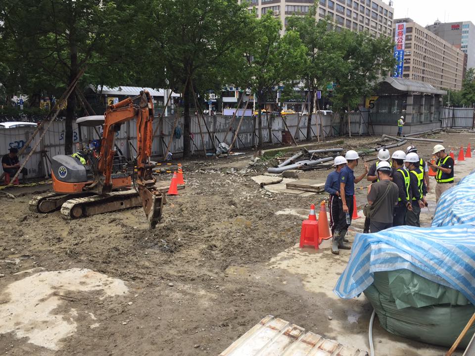 遠雄包商「樹花園」公司進行移樹工程第三天,游藝認為市府應說明核准理由。 遠雄包商「樹花園」公司進行移樹工程第三天,游藝認為市府應說明核准理由。