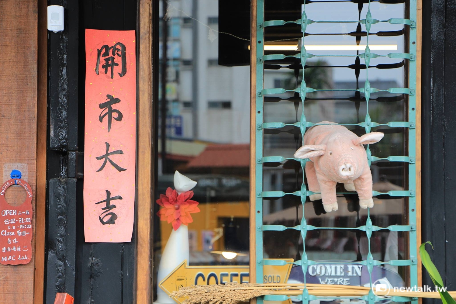 屏東青創園區將老屋、貨櫃、廢棄公車改造為咖啡廳,吸引年輕商家進駐。 屏東青創園區將老屋、貨櫃、廢棄公車改造為咖啡廳,吸引年輕商家進駐。