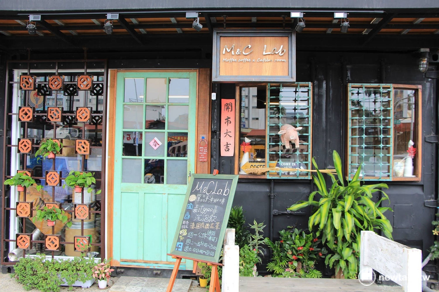 屏東青創園區將老屋、貨櫃、廢棄公車改造為咖啡廳,吸引年輕商家進駐。 屏東青創園區將老屋、貨櫃、廢棄公車改造為咖啡廳,吸引年輕商家進駐。