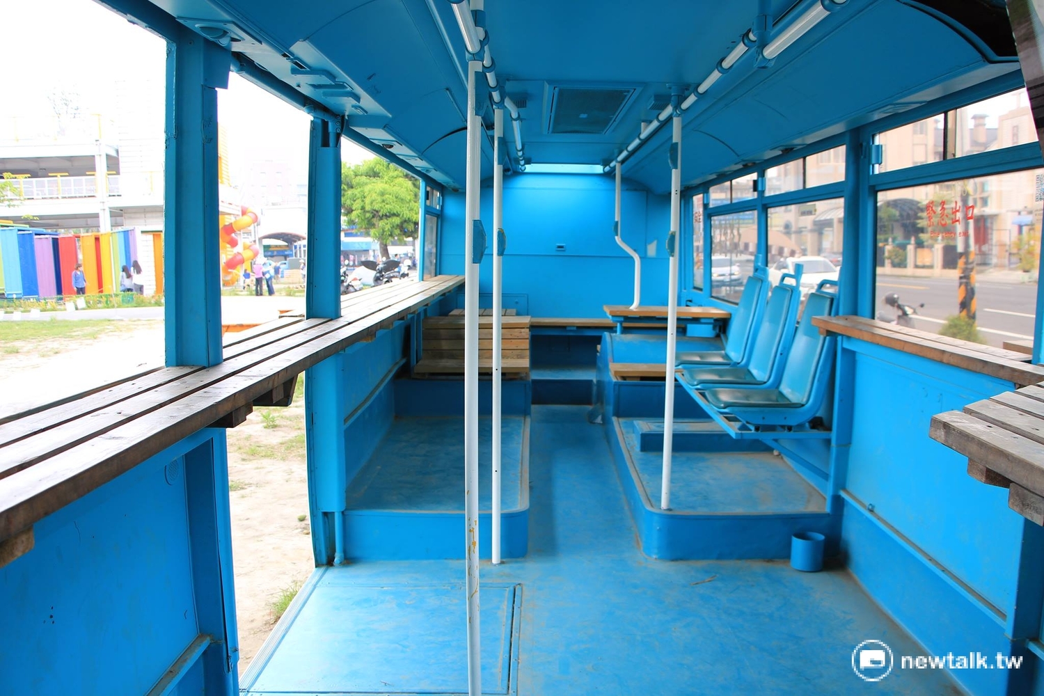 屏東青創園區將老屋、貨櫃、廢棄公車改造為咖啡廳,吸引年輕商家進駐。 屏東青創園區將老屋、貨櫃、廢棄公車改造為咖啡廳,吸引年輕商家進駐。
