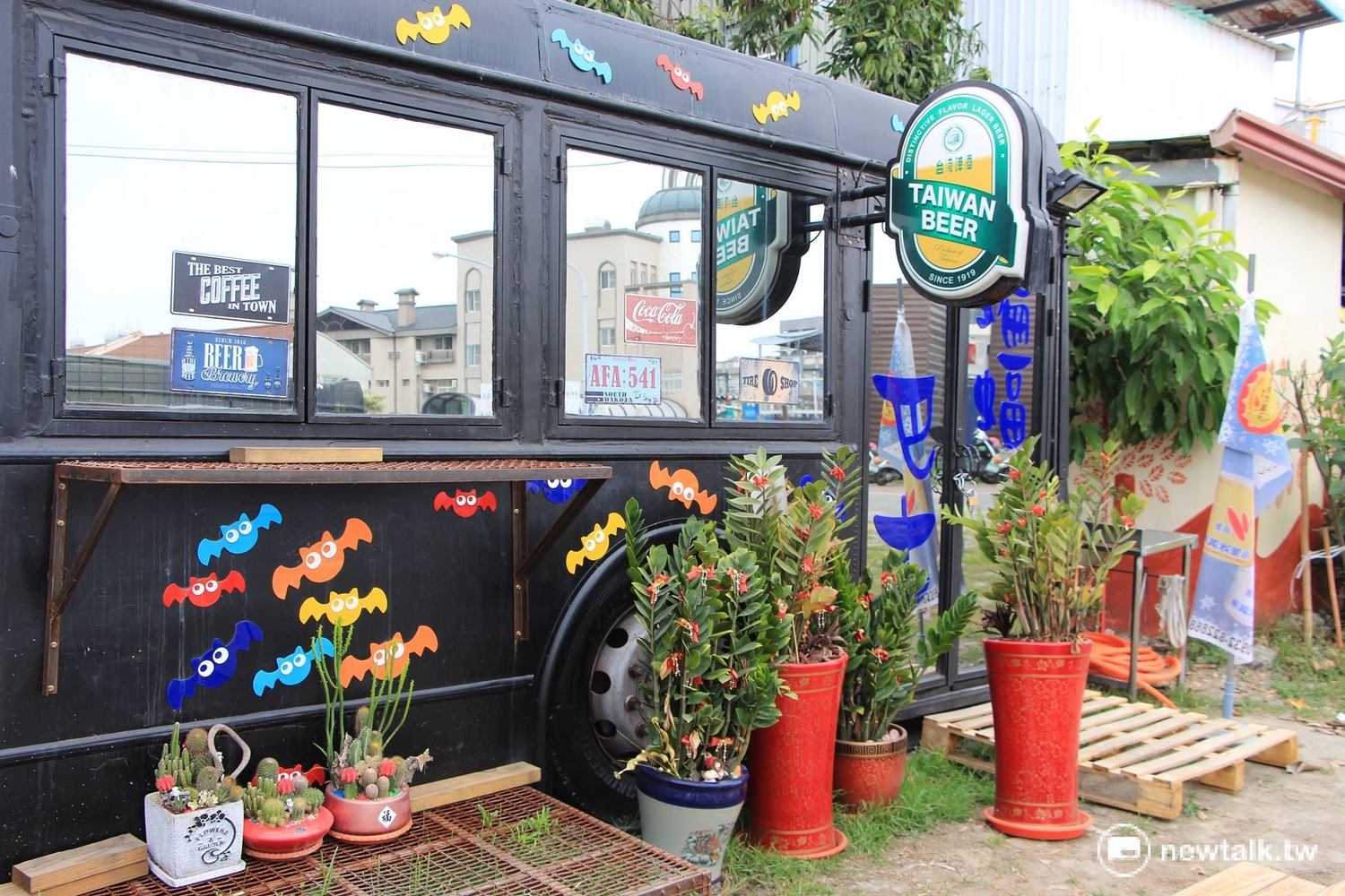 屏東青創園區將老屋、貨櫃、廢棄公車改造為咖啡廳,吸引年輕商家進駐。 屏東青創園區將老屋、貨櫃、廢棄公車改造為咖啡廳,吸引年輕商家進駐。