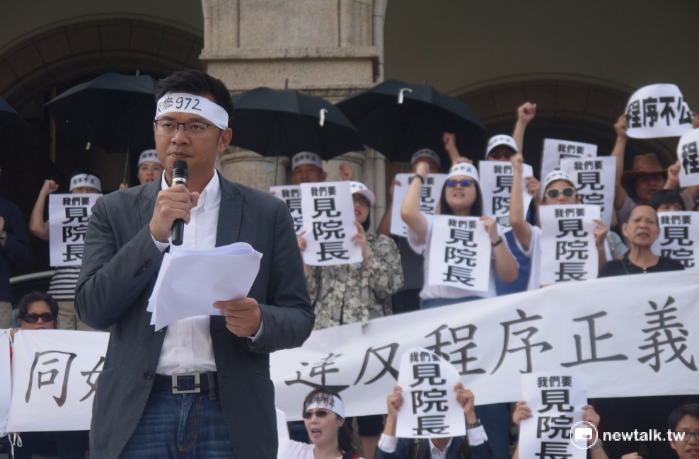 臺灣大學法研所學生獨自一人前往司法院高舉彩虹旗支持同性婚姻法案。 臺灣大學法研所學生獨自一人前往司法院高舉彩虹旗支持同性婚姻法案。
