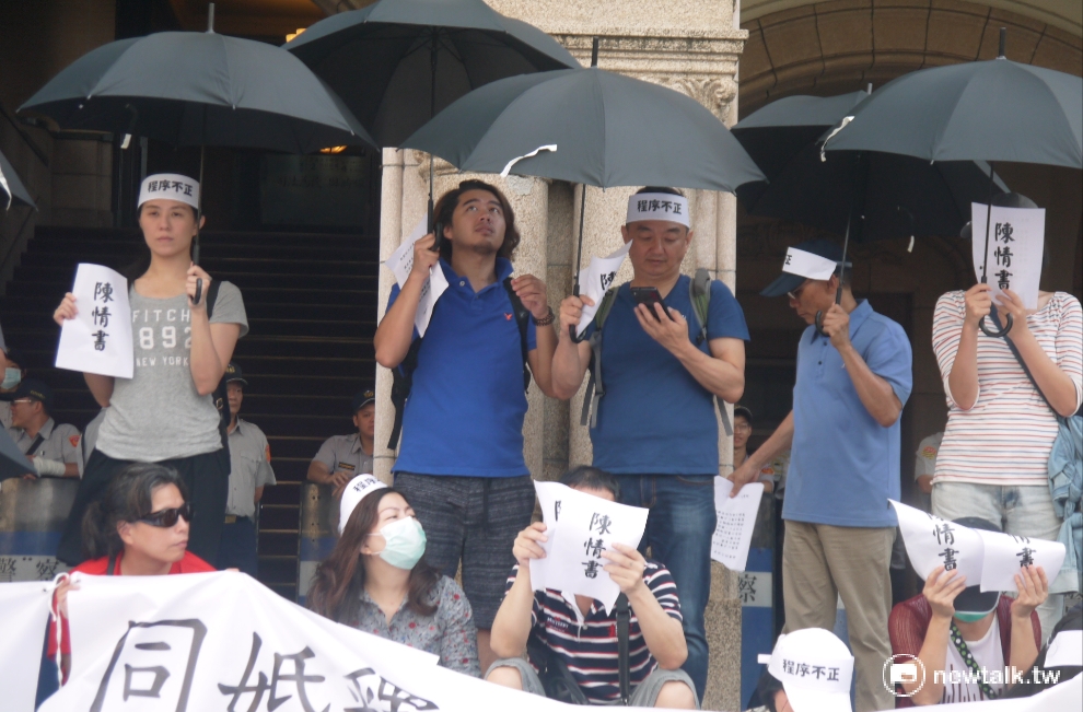 臺灣大學法研所學生獨自一人前往司法院高舉彩虹旗支持同性婚姻法案。 臺灣大學法研所學生獨自一人前往司法院高舉彩虹旗支持同性婚姻法案。