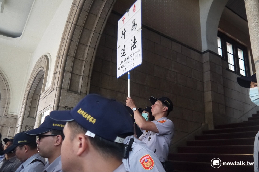 臺灣大學法研所學生獨自一人前往司法院高舉彩虹旗支持同性婚姻法案。 臺灣大學法研所學生獨自一人前往司法院高舉彩虹旗支持同性婚姻法案。