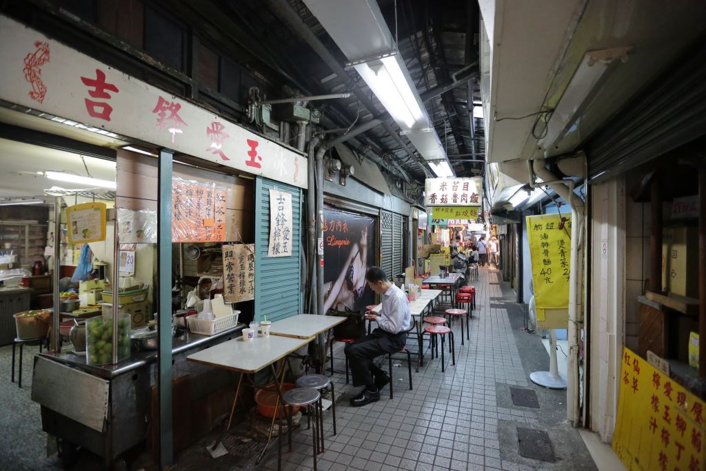 第二市場中,各式小店與攤販林立,盡顯庶民美食魅力。 圖:翻攝自台中觀光旅遊網 第二市場中,各式小店與攤販林立,盡顯庶民美食魅力。 圖:翻攝自台中觀光旅遊網