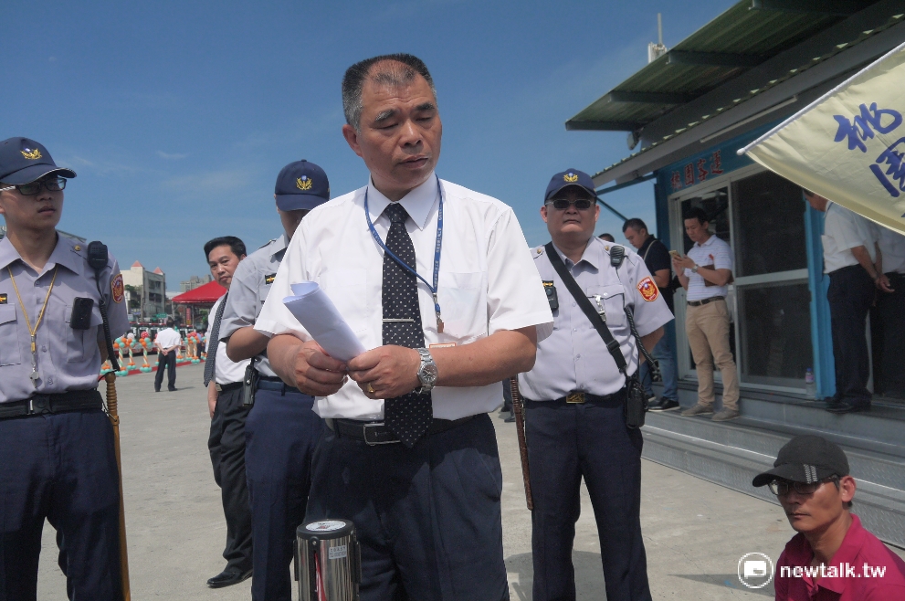 臺灣汽車客運產業工會前往桃園客運新車啟用典禮會場抗議,遭警方與桃園客運公司阻擋,並限制在紅龍之內。 臺灣汽車客運產業工會前往桃園客運新車啟用典禮會場抗議,遭警方與桃園客運公司阻擋,並限制在紅龍之內。