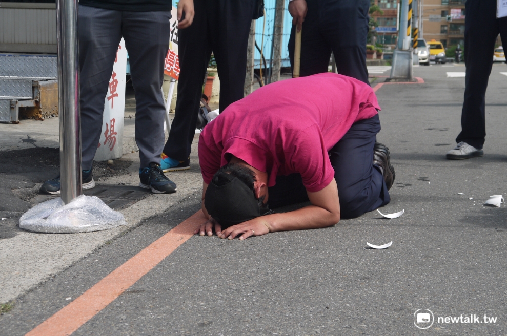 臺灣汽車客運產業工會前往桃園客運新車啟用典禮會場抗議,遭警方與桃園客運公司阻擋,並限制在紅龍之內。 臺灣汽車客運產業工會前往桃園客運新車啟用典禮會場抗議,遭警方與桃園客運公司阻擋,並限制在紅龍之內。