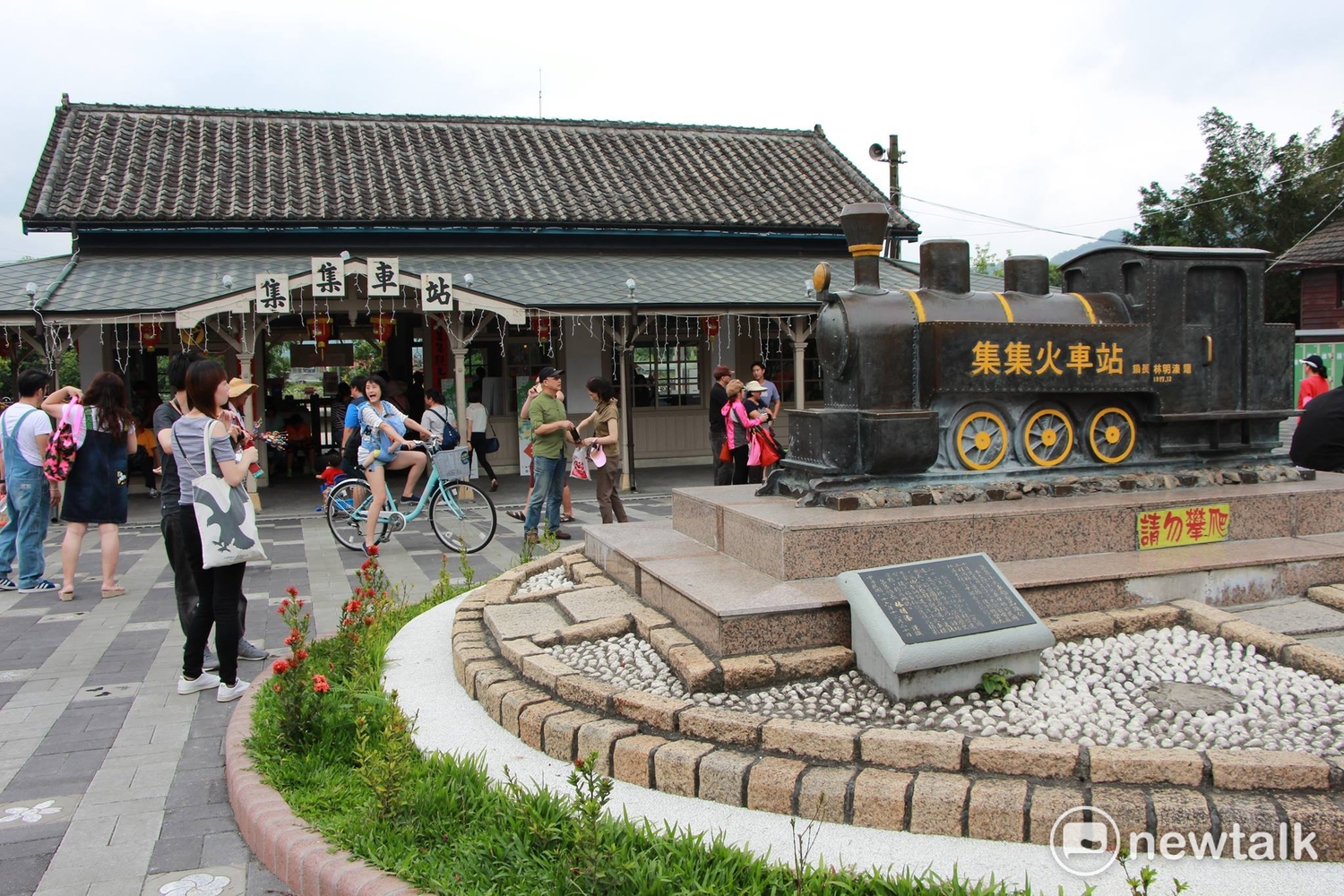 集集車站為一座以檜木打造而成的車站,曾有過一段載運貨品的繁榮歲月,921大地震後重建,展示舊鐵道文物。 圖:呂晏慈攝 集集車站為一座以檜木打造而成的車站,曾有過一段載運貨品的繁榮歲月,921大地震後重建,展示舊鐵道文物。 圖:呂晏慈攝