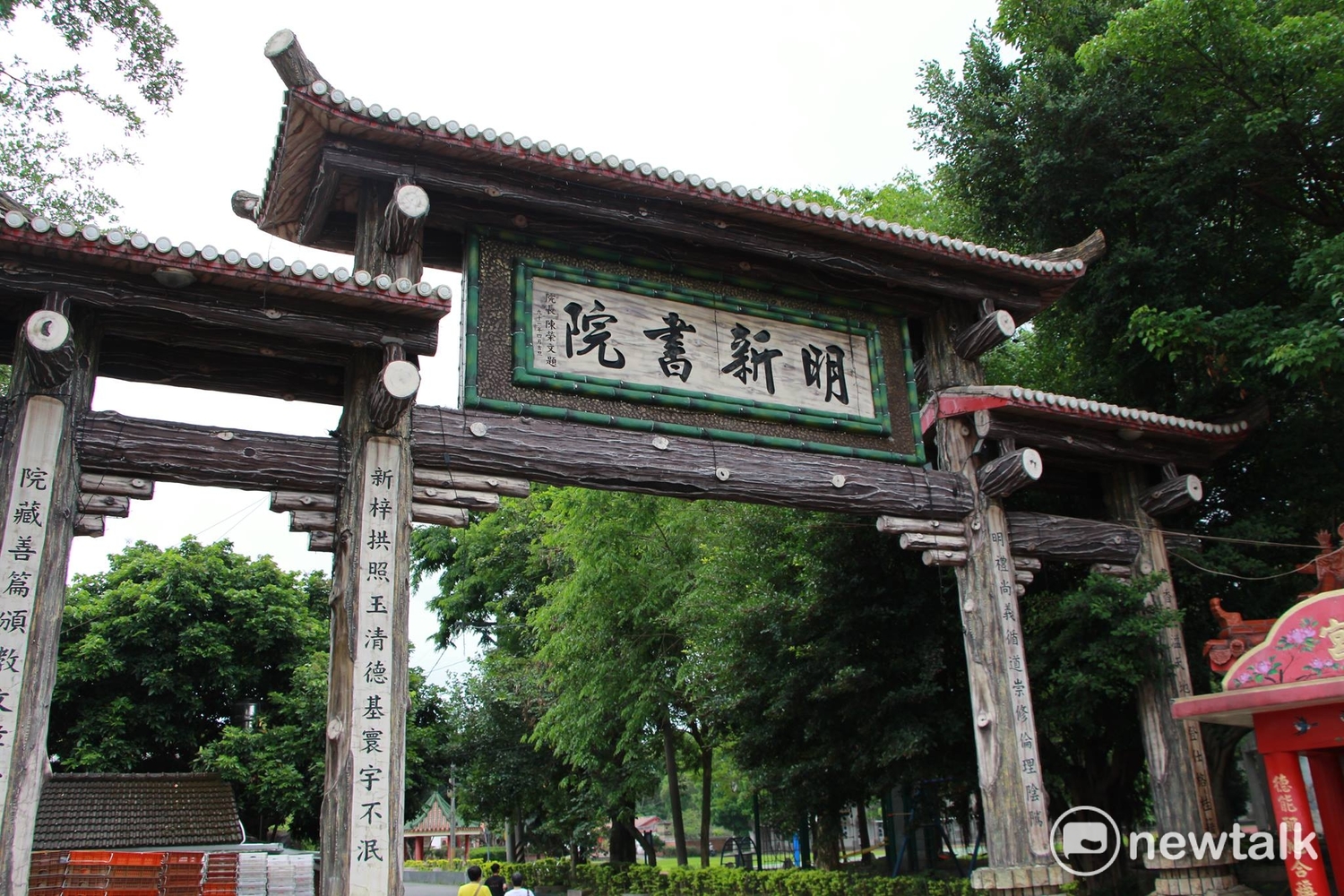 明新書院依傍著永昌國小,為當地著名古蹟,921大地震後重建,兩側廂房存放著許多民俗文物。 圖:呂晏慈攝 明新書院依傍著永昌國小,為當地著名古蹟,921大地震後重建,兩側廂房存放著許多民俗文物。 圖:呂晏慈攝