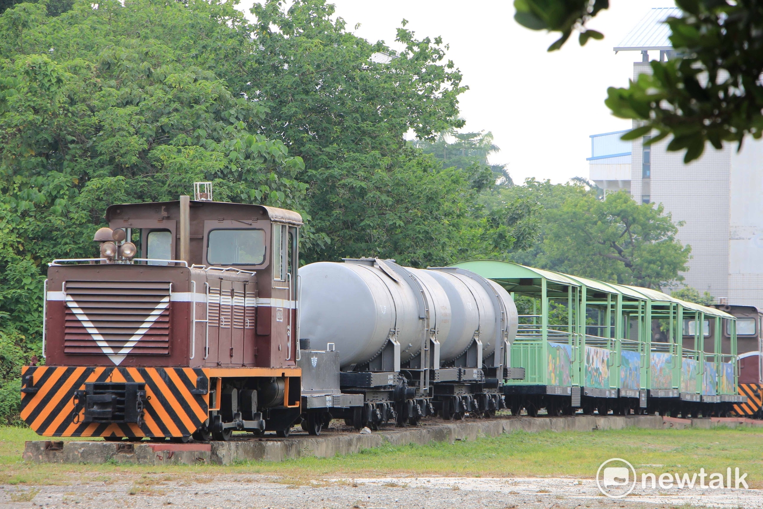 屏東鐵路歷史始於日治時期,最早的名稱叫做「阿緱驛」,今天在台糖路兩側,可看到幾輛彩繪火車。 圖:呂晏慈攝 屏東鐵路歷史始於日治時期,最早的名稱叫做「阿緱驛」,今天在台糖路兩側,可看到幾輛彩繪火車。 圖:呂晏慈攝