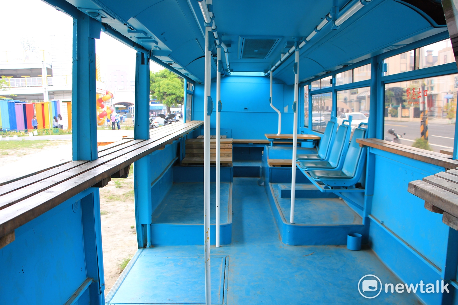 近期屏東青創聚落貨櫃屋成為instagram上超夯景點,改裝廢棄公車為裝置藝術與咖啡廳,吸引年輕族群前往。 圖:呂晏慈攝 近期屏東青創聚落貨櫃屋成為instagram上超夯景點,改裝廢棄公車為裝置藝術與咖啡廳,吸引年輕族群前往。 圖:呂晏慈攝