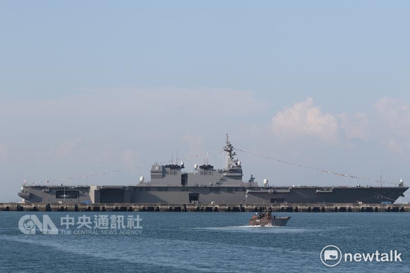 新加坡海軍今年成立50周年,並於15日首度舉行擴大閱 艦式。這次參與海軍檢閱的各國軍艦中,以日本的直升機護衛艦出雲號(JS Izumo)(圖)最受關注。 圖: 中央社 新加坡海軍今年成立50周年,並於15日首度舉行擴大閱 艦式。這次參與海軍檢閱的各國軍艦中,以日本的直升機護衛艦出雲號(JS Izumo)(圖)最受關注。 圖: 中央社
