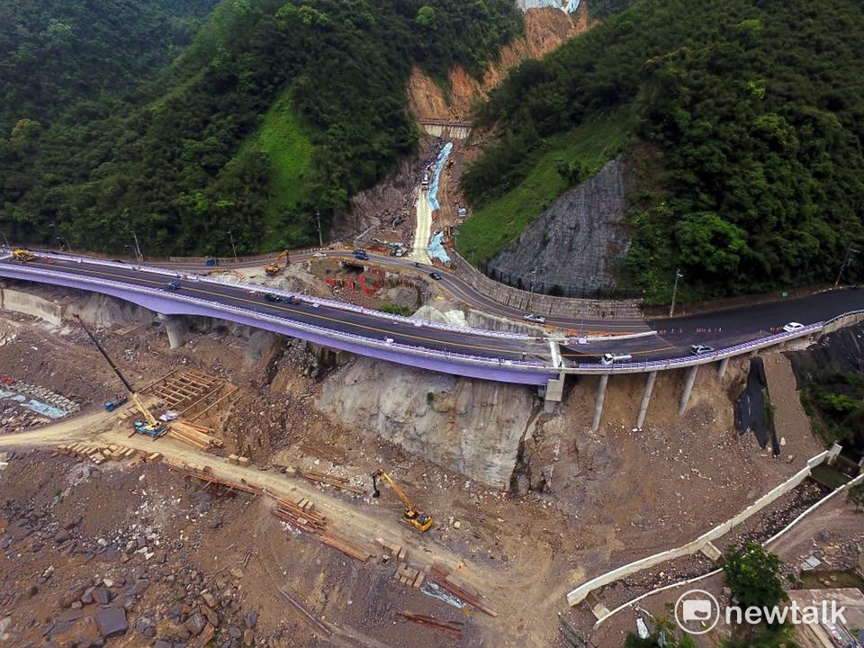2015年蘇迪勒颱風重創台9甲缐10.2K處,造成路基坍方,阻斷烏來聯外交通,烏來一夕成孤島,2017年5月10日截彎取直、避開易坍塌路基的鋼構彩虹橋,正式通車,讓烏來不再遺世孤立了! 圖:公路總局/提供 2015年蘇迪勒颱風重創台9甲缐10.2K處,造成路基坍方,阻斷烏來聯外交通,烏來一夕成孤島,2017年5月10日截彎取直、避開易坍塌路基的鋼構彩虹橋,正式通車,讓烏來不再遺世孤立了! 圖:公路總局/提供