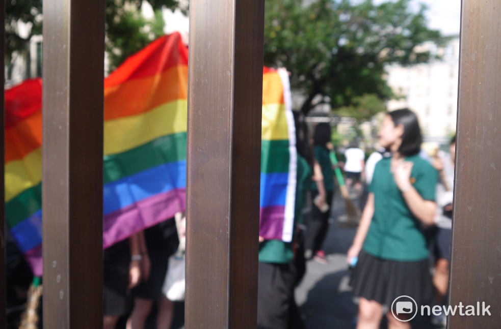 臺灣大學法研所學生獨自一人前往司法院高舉彩虹旗支持同性婚姻法案。 臺灣大學法研所學生獨自一人前往司法院高舉彩虹旗支持同性婚姻法案。
