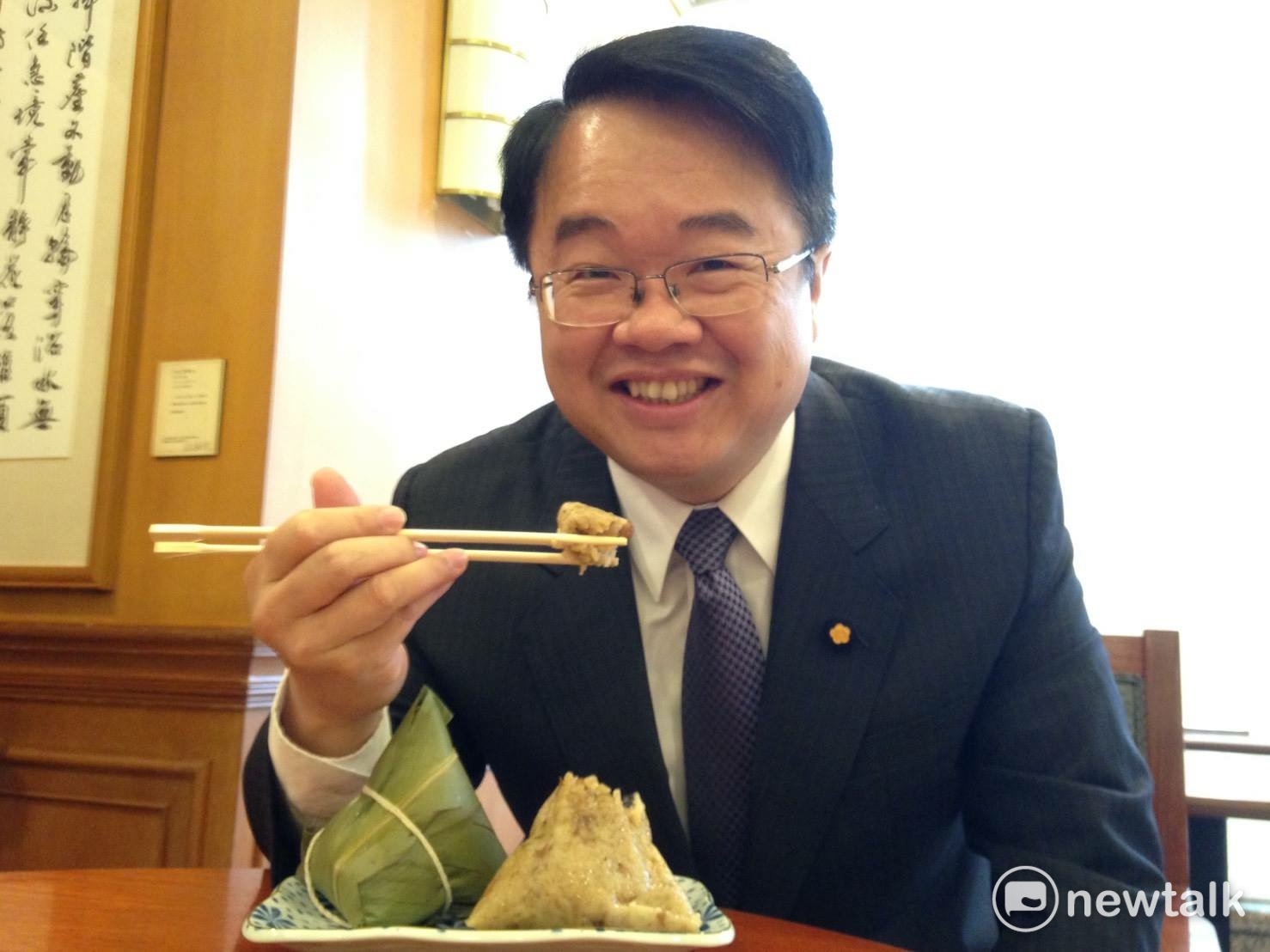 應景上型男主廚秀廚藝—媽媽的炒麵。他在主持人要求下CALL OUT秉媽,媽媽的反映讓他哭笑不得。他還說,小時候的胖,不是胖,是來自母親的營養,長大後的胖,真的胖。 應景上型男主廚秀廚藝—媽媽的炒麵。他在主持人要求下CALL OUT秉媽,媽媽的反映讓他哭笑不得。他還說,小時候的胖,不是胖,是來自母親的營養,長大後的胖,真的胖。