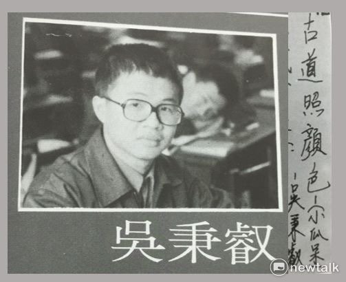 應景上型男主廚秀廚藝—媽媽的炒麵。他在主持人要求下CALL OUT秉媽,媽媽的反映讓他哭笑不得。他還說,小時候的胖,不是胖,是來自母親的營養,長大後的胖,真的胖。 應景上型男主廚秀廚藝—媽媽的炒麵。他在主持人要求下CALL OUT秉媽,媽媽的反映讓他哭笑不得。他還說,小時候的胖,不是胖,是來自母親的營養,長大後的胖,真的胖。