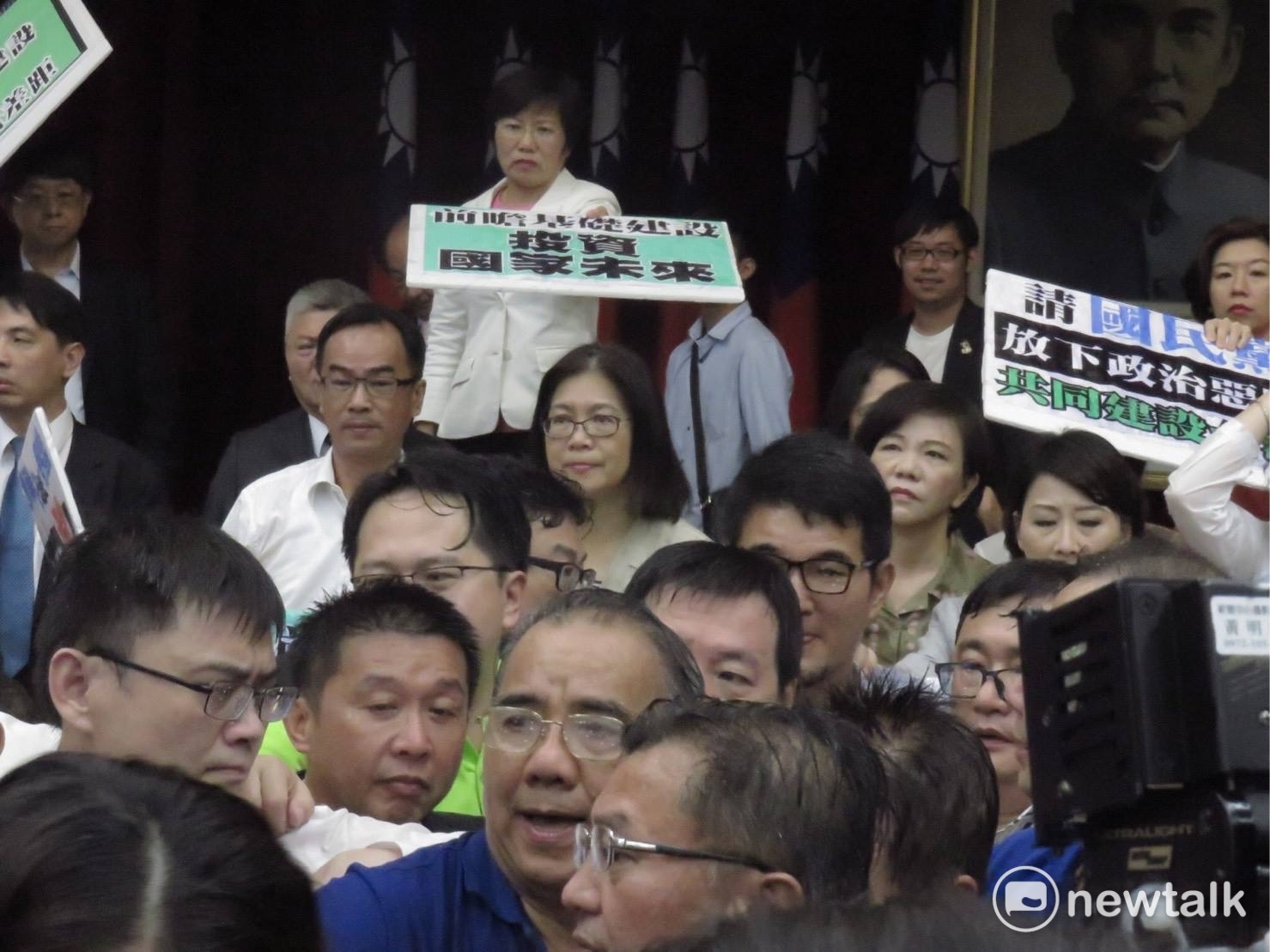右手已經受傷的劉世芳,在前瞻基礎建設條例草案審查會時,已經只能用左手拿標語牌子。 圖: 翻攝劉世芳臉書 右手已經受傷的劉世芳,在前瞻基礎建設條例草案審查會時,已經只能用左手拿標語牌子。 圖: 翻攝劉世芳臉書