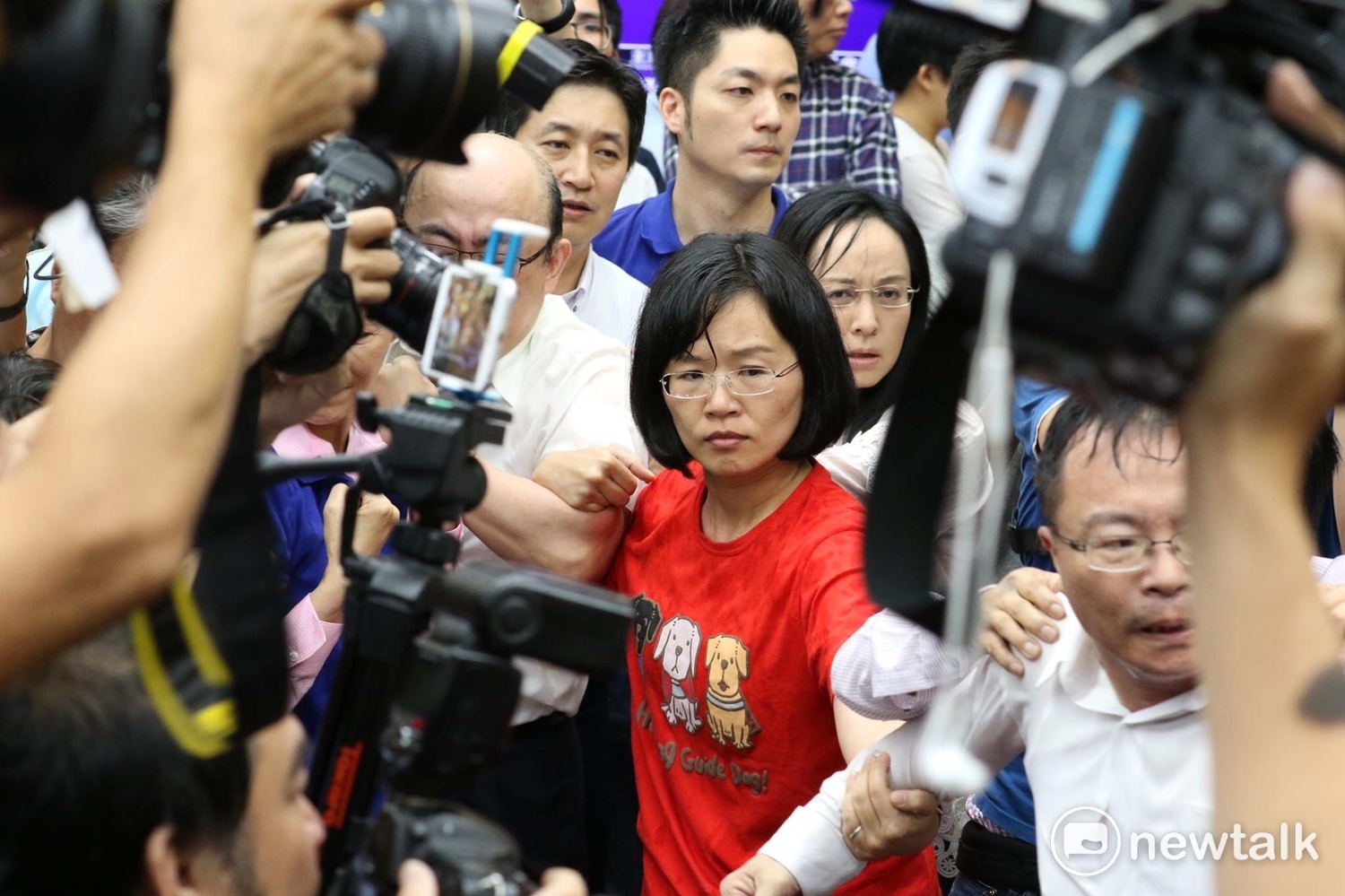 民進黨立委15日組成人牆保護主席台,在近3小時混亂中,讓前瞻基礎建設條例完成初審。 圖: 翻攝自蘇巧慧臉書 民進黨立委15日組成人牆保護主席台,在近3小時混亂中,讓前瞻基礎建設條例完成初審。 圖: 翻攝自蘇巧慧臉書