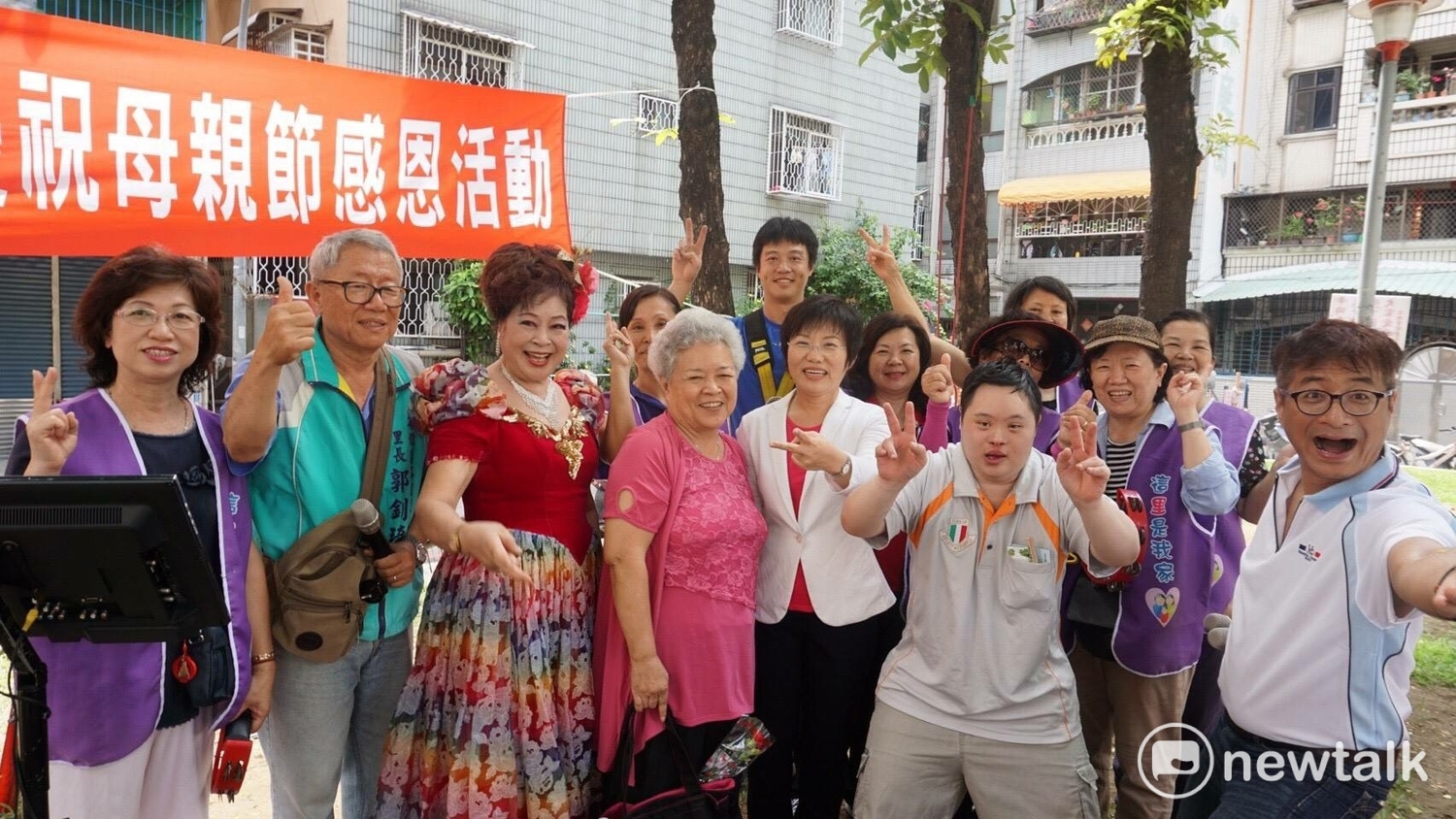 在家庭與職塲兩面煎熬下,劉世芳表示,領養小孩是她重要的決定,雖然兼具單親媽媽與職業婦女的身份,但就是因為經歷過這樣的過程,孩子讓她在從政路上更執著於為下一代留下什麼,家長可以安心育兒、孩子可以安穩長大,如何讓高雄成為一個育兒、養老都安穩的環境,成為她人生的重要目標。 圖:劉世芳臉書 在家庭與職塲兩面煎熬下,劉世芳表示,領養小孩是她重要的決定,雖然兼具單親媽媽與職業婦女的身份,但就是因為經歷過這樣的過程,孩子讓她在從政路上更執著於為下一代留下什麼,家長可以安心育兒、孩子可以安穩長大,如何讓高雄成為一個育兒、養老都安穩的環境,成為她人生的重要目標。 圖:劉世芳臉書