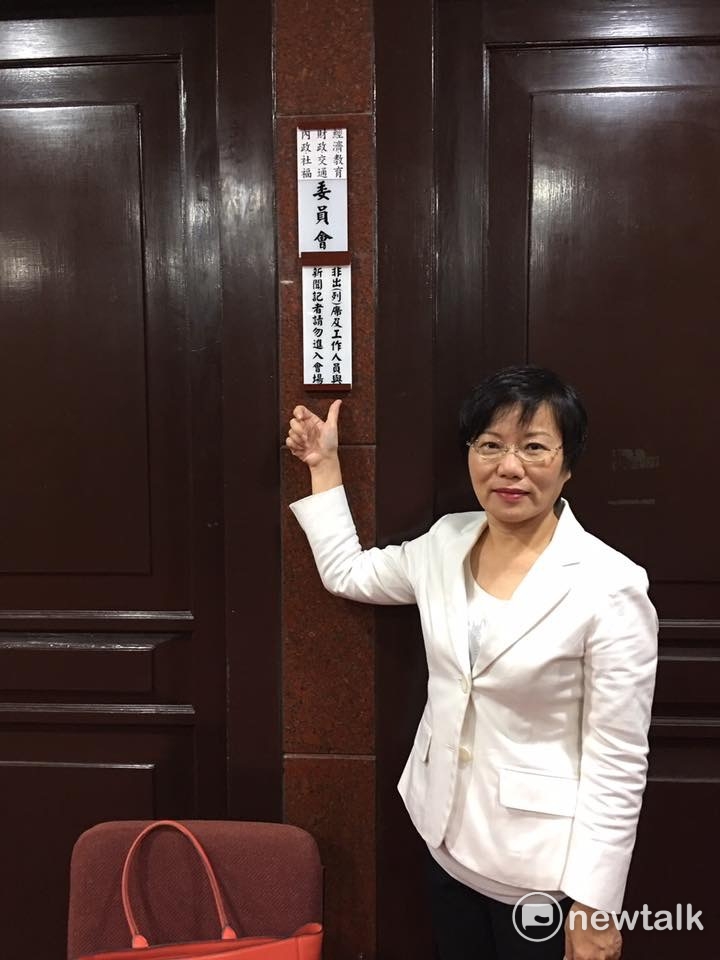 南來北往,日立院,晚上高雄跑攤作選民服務,就是民進黨立委劉世芳的日子。5月4日上午06:10,劉世芳已經在立法院了,她說,無論做為立法委員,或是前副市長,每天南征北討,已經是生活的常態。下午人可能在高雄主持建設會勘、處理選民疑難雜症,晚上在各地和鄉親對話、爭取認同,最後再匆匆趕回左營,搭上22:10的最後一班高鐵。到臺北時,往往已經接近午夜,沒幾個小時後,劉世芳也是早早到立院,日復一日、年復一年。謝謝家人的體諒、更感謝高雄市民的託付,她說,她選擇以她的專業和人生,繼續為高雄拼下去。 圖:翻攝自劉世芳臉書 南來北往,日立院,晚上高雄跑攤作選民服務,就是民進黨立委劉世芳的日子。5月4日上午06:10,劉世芳已經在立法院了,她說,無論做為立法委員,或是前副市長,每天南征北討,已經是生活的常態。下午人可能在高雄主持建設會勘、處理選民疑難雜症,晚上在各地和鄉親對話、爭取認同,最後再匆匆趕回左營,搭上22:10的最後一班高鐵。到臺北時,往往已經接近午夜,沒幾個小時後,劉世芳也是早早到立院,日復一日、年復一年。謝謝家人的體諒、更感謝高雄市民的託付,她說,她選擇以她的專業和人生,繼續為高雄拼下去。 圖:翻攝自劉世芳臉書