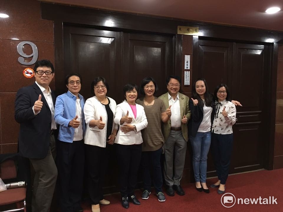 5月3日 為了前瞻基礎建設審查,劉世芳和黨團成員,06:25已經到立法院備戰了。 圖:翻攝自劉世芳臉書 5月3日 為了前瞻基礎建設審查,劉世芳和黨團成員,06:25已經到立法院備戰了。 圖:翻攝自劉世芳臉書