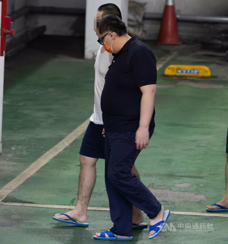  台北地檢署偵辦前民進黨黨工涉共諜案，10日依違反國安法等罪起訴邱世元（前）等人。稍晚將移審台北地方法院。中央社記者謝佳璋攝 114年6月10日 請輸入來源  請輸入圖說 請輸入來源 