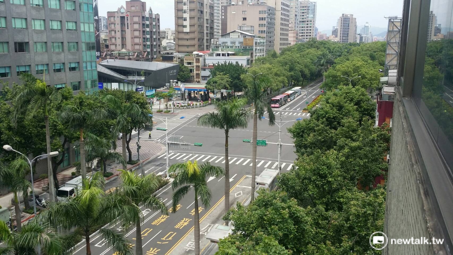 在台北市仁愛路新生南路口,連續三輛公車都被警方截停。平時的繁忙都市大道瞬間變得空蕩蕩。 圖 : 王鵬宇/攝 在台北市仁愛路新生南路口,連續三輛公車都被警方截停。平時的繁忙都市大道瞬間變得空蕩蕩。 圖 : 王鵬宇/攝