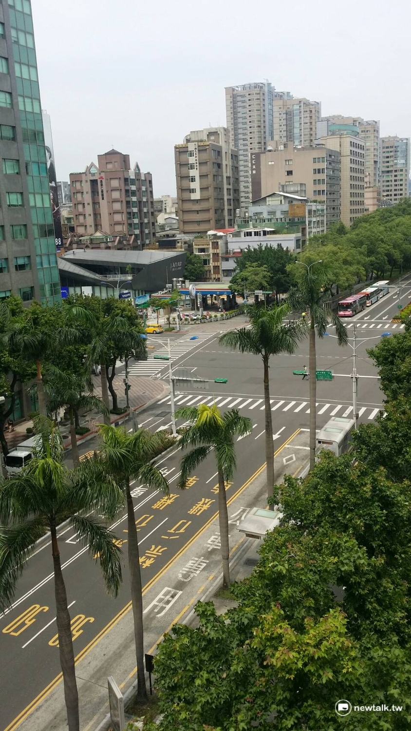 在台北市仁愛路新生南路口,連續三輛公車都被警方截停。平時的繁忙都市大道瞬間變得空蕩蕩。 圖 : 王鵬宇/攝 在台北市仁愛路新生南路口,連續三輛公車都被警方截停。平時的繁忙都市大道瞬間變得空蕩蕩。 圖 : 王鵬宇/攝