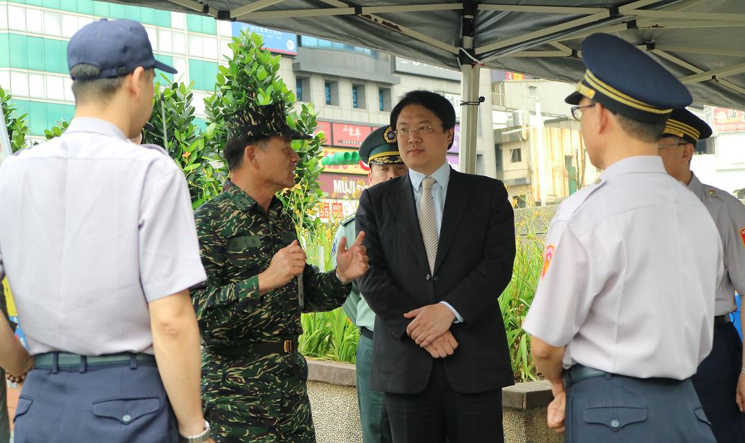 北部「萬安40號」軍民聯合防空演習前,基隆市長林右昌視導防情傳遞與警報發放。 北部「萬安40號」軍民聯合防空演習前,基隆市長林右昌視導防情傳遞與警報發放。