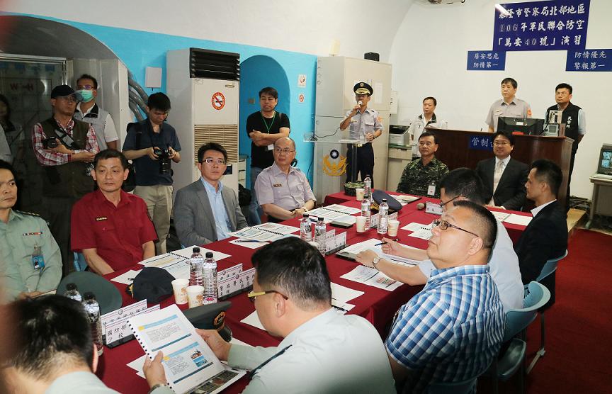 北部「萬安40號」軍民聯合防空演習前,基隆市長林右昌視導防情傳遞與警報發放。 北部「萬安40號」軍民聯合防空演習前,基隆市長林右昌視導防情傳遞與警報發放。