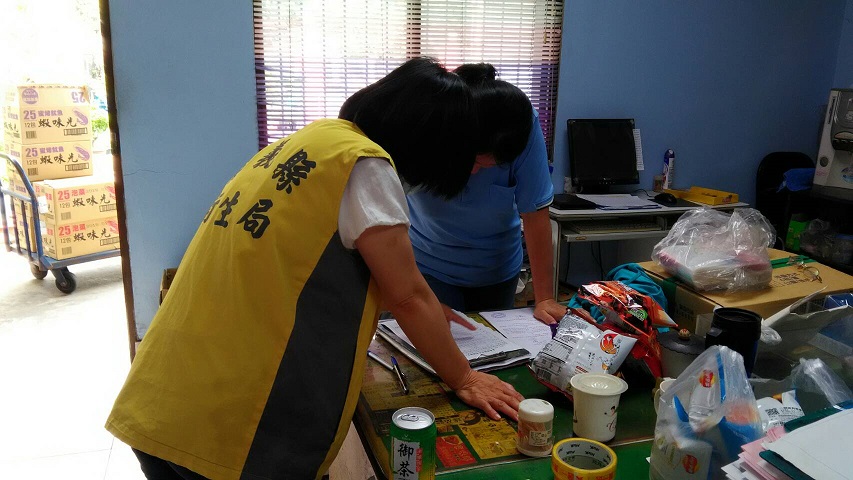 有關「裕榮股份有限公司」使用逾期原料製成「蝦味先泡菜口味」等食品,嘉義縣衛生局今 (18) 共下架177包問題食品。 有關「裕榮股份有限公司」使用逾期原料製成「蝦味先泡菜口味」等食品,嘉義縣衛生局今 (18) 共下架177包問題食品。