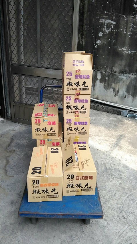 有關「裕榮股份有限公司」使用逾期原料製成「蝦味先泡菜口味」等食品,嘉義縣衛生局今 (18) 共下架177包問題食品。 有關「裕榮股份有限公司」使用逾期原料製成「蝦味先泡菜口味」等食品,嘉義縣衛生局今 (18) 共下架177包問題食品。