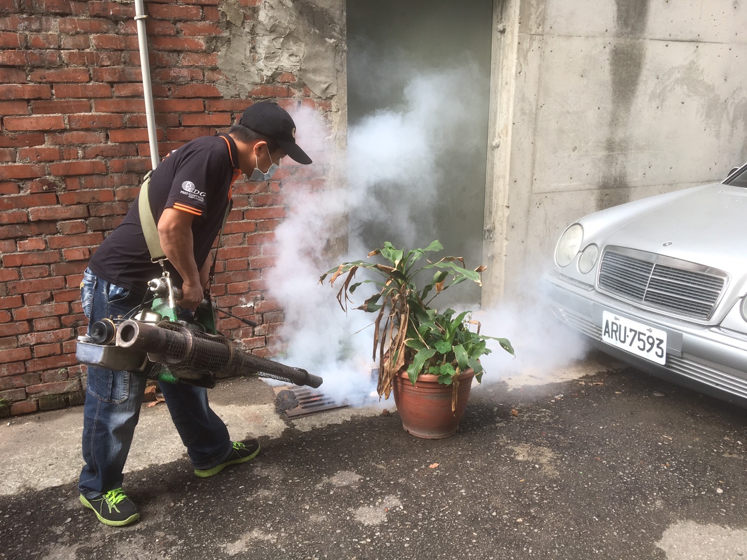 台中市環保局防止病媒蚊孳生,已展開噴藥工作。 台中市環保局防止病媒蚊孳生,已展開噴藥工作。