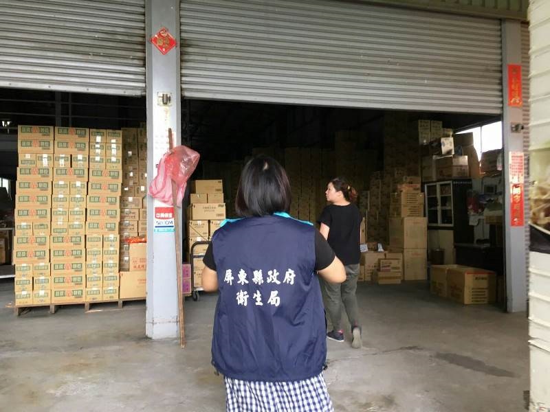 屏東縣衛生局人員18日查封有問題的蝦味先產品。 屏東縣衛生局人員18日查封有問題的蝦味先產品。