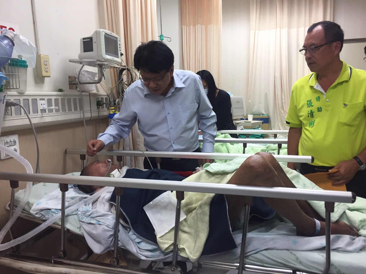 屏東縣長潘孟安19日到醫院慰問護理之家火警的傷者。 屏東縣長潘孟安19日到醫院慰問護理之家火警的傷者。