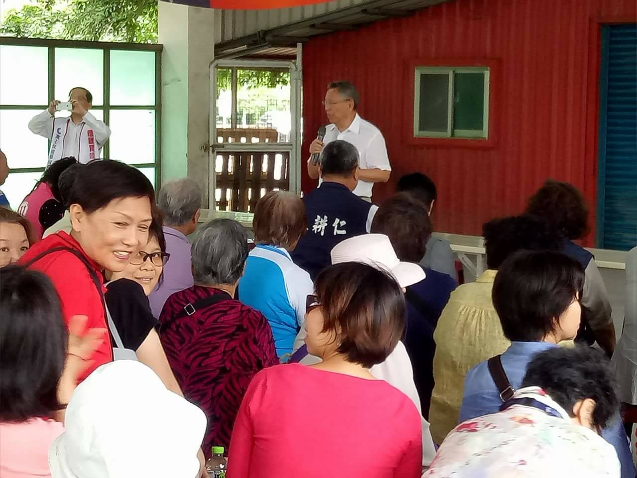 國民黨參選人詹啟賢今日上午前往新竹水源市場拜票,結束後繼續參加「黨員當家作主」座談會。 國民黨參選人詹啟賢今日上午前往新竹水源市場拜票,結束後繼續參加「黨員當家作主」座談會。