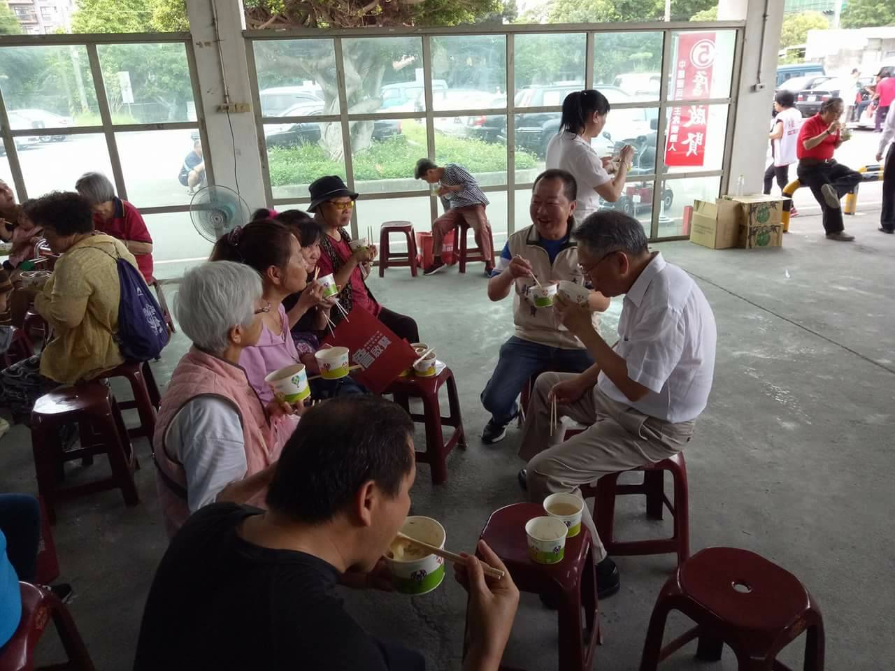 國民黨參選人詹啟賢今日上午前往新竹水源市場拜票,結束後繼續參加「黨員當家作主」座談會。 國民黨參選人詹啟賢今日上午前往新竹水源市場拜票,結束後繼續參加「黨員當家作主」座談會。