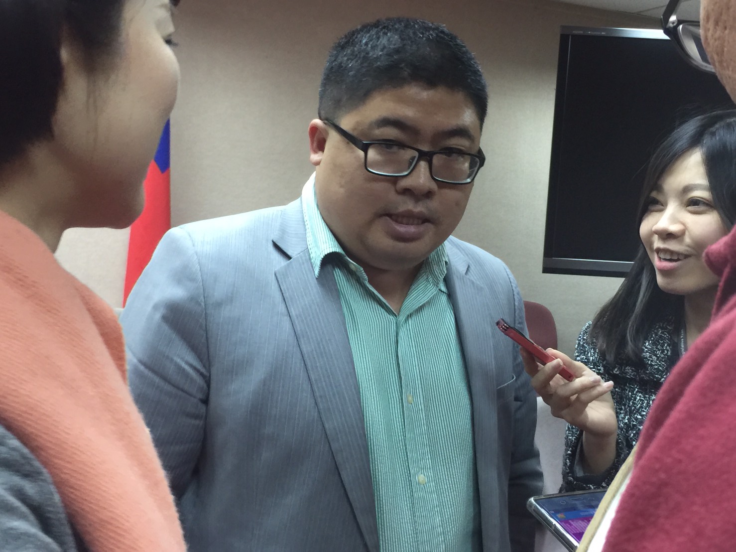 針對台中監獄不准前總統陳水扁在感恩餐會中上台致詞一事,民進黨立委蔡易餘感到遺憾,不過他說,陳水扁可能會用網路直播方式,向大家致謝。 針對台中監獄不准前總統陳水扁在感恩餐會中上台致詞一事,民進黨立委蔡易餘感到遺憾,不過他說,陳水扁可能會用網路直播方式,向大家致謝。