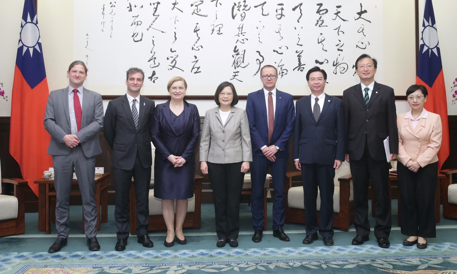 總統蔡英文19日接見歐洲議會外交委員會安全暨防禦小組主席芙緹嘉(Anna Fotyga)等人。 總統蔡英文19日接見歐洲議會外交委員會安全暨防禦小組主席芙緹嘉(Anna Fotyga)等人。