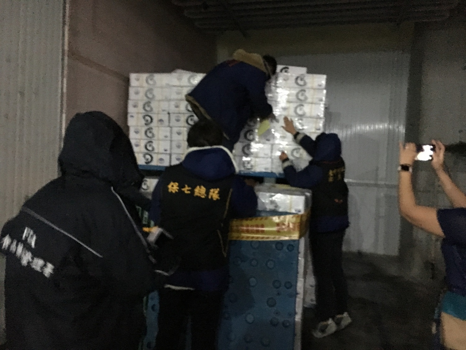台中市政府衛生局今 (19) 日發布新聞稿指出,昨日查獲涉嫌重新貼標更改有效日期的「冷凍鮑魚」產品905箱73包,計1萬2,290.5公斤。圖為資料照片。 台中市政府衛生局今 (19) 日發布新聞稿指出,昨日查獲涉嫌重新貼標更改有效日期的「冷凍鮑魚」產品905箱73包,計1萬2,290.5公斤。圖為資料照片。