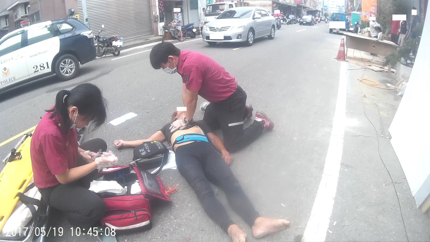 嘉義市一名清潔人員19日因心血管疾病暈倒路邊,生命垂危,消防隊員前往救護,施以心肺復甦術急救,從鬼門關前搶救回來。 嘉義市一名清潔人員19日因心血管疾病暈倒路邊,生命垂危,消防隊員前往救護,施以心肺復甦術急救,從鬼門關前搶救回來。