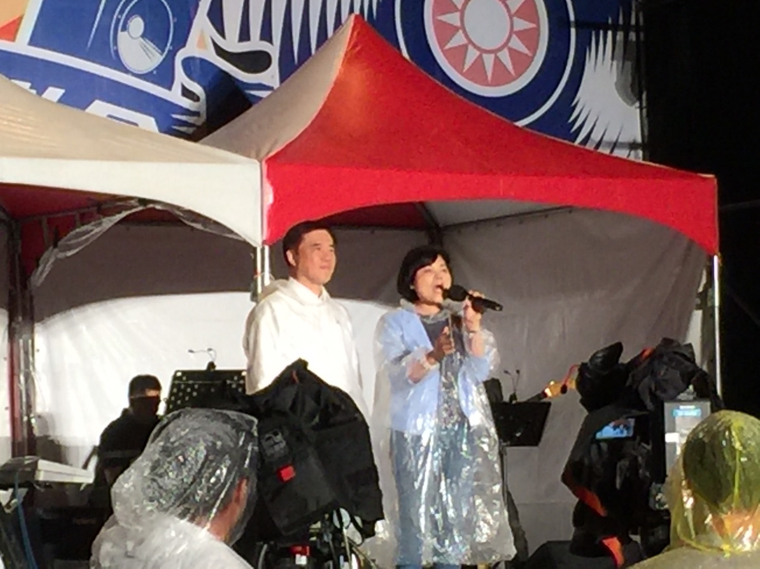 國民黨主席選舉進入最後衝刺階段,主席候選人郝龍斌19日以音樂晚會方式催票,包括張麗善等多位藍委也都到場力挺。 國民黨主席選舉進入最後衝刺階段,主席候選人郝龍斌19日以音樂晚會方式催票,包括張麗善等多位藍委也都到場力挺。