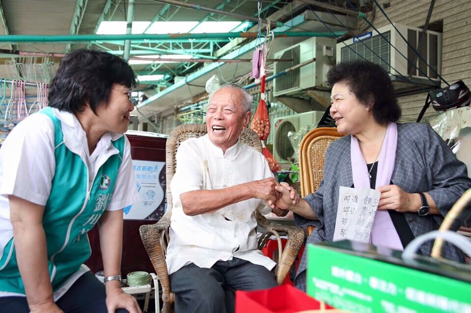 台中市政府消防局前往老人長期照護中心進行演練,期望將災害損失降至最低。 台中市政府消防局前往老人長期照護中心進行演練,期望將災害損失降至最低。